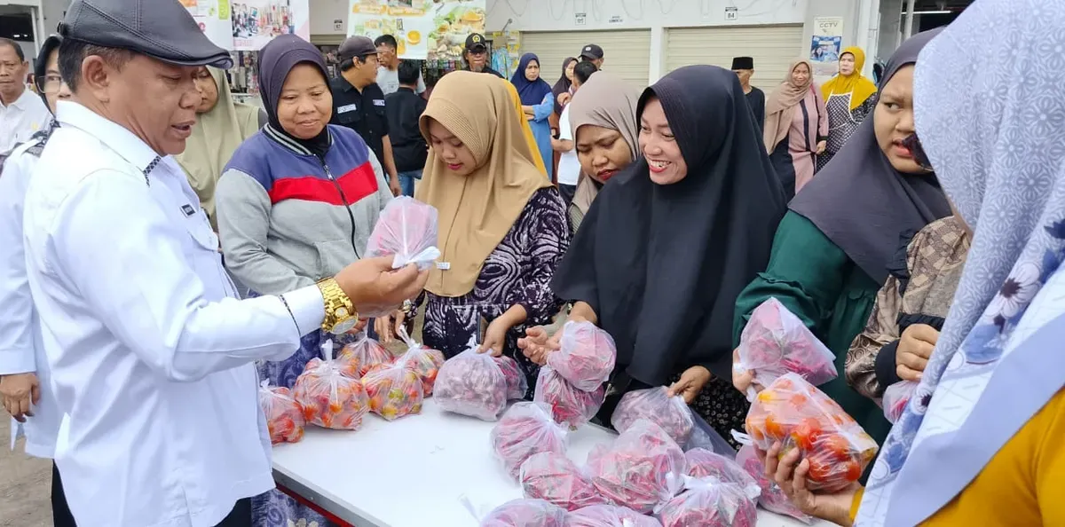 Cabai merah, tomat, dan bawang menjadi sasaran belanja emak-emak di Pasar Baros, Kabupaten Serang. (Sumber: Dok. Kominfo Pemkab Serang)