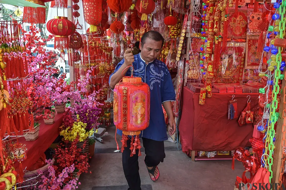 Sejumlah aktivitas mulai dari para pedagang pernak-pernik perayaan Tahun Baru Imlek yang mempersiapkan barang dagangannya hingga calon pembeli di Pasar Kaget Glodok Pancoran, Tamansari, Jakarta Barat, Rabu, 8 Januari 2025. (Sumber: Poskoata/ Bilal Nugraha Ginanjar)