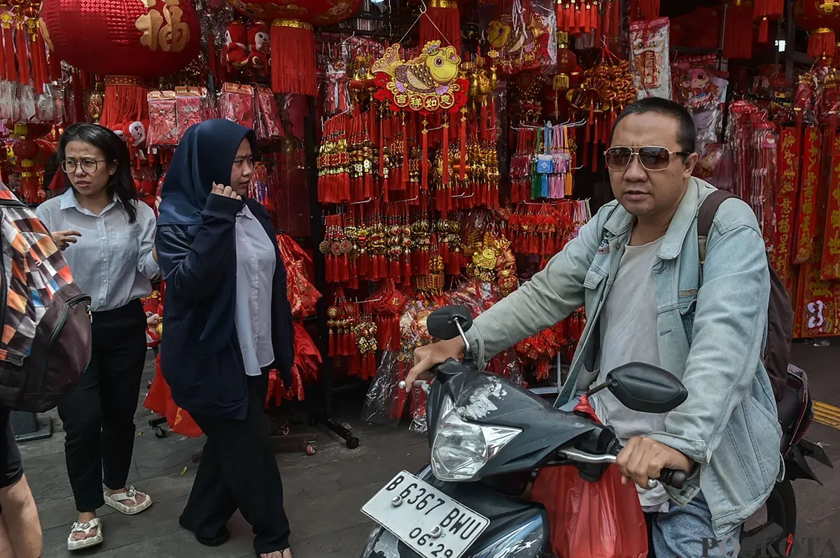 Sejumlah aktivitas mulai dari para pedagang pernak-pernik perayaan Tahun Baru Imlek yang mempersiapkan barang dagangannya hingga calon pembeli di Pasar Kaget Glodok Pancoran, Tamansari, Jakarta Barat, Rabu, 8 Januari 2025. (Sumber: Poskoata/ Bilal Nugraha Ginanjar)