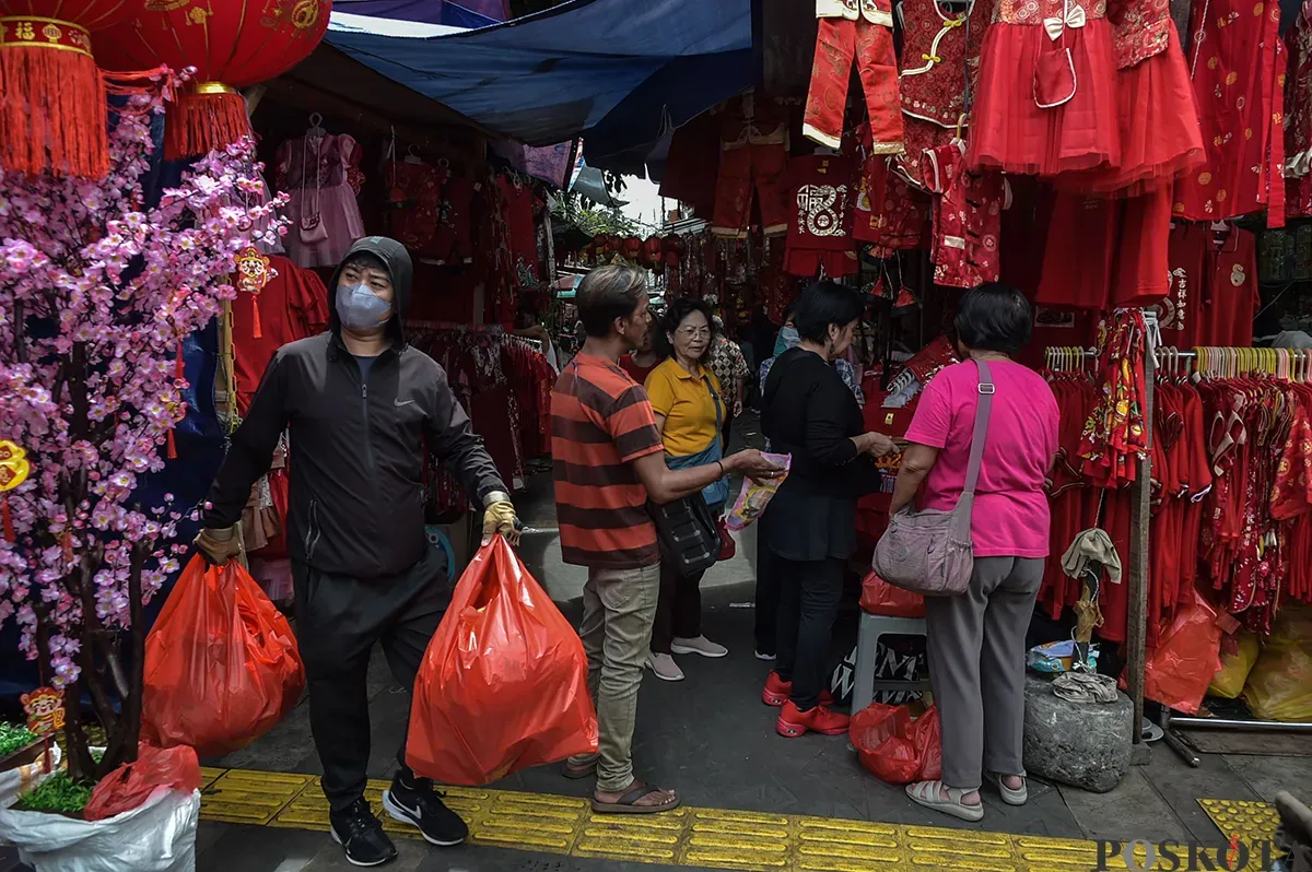 Sejumlah aktivitas mulai dari para pedagang pernak-pernik perayaan Tahun Baru Imlek yang mempersiapkan barang dagangannya hingga calon pembeli di Pasar Kaget Glodok Pancoran, Tamansari, Jakarta Barat, Rabu, 8 Januari 2025. (Sumber: Poskoata/ Bilal Nugraha Ginanjar)