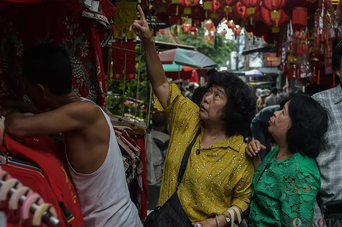 Sejumlah aktivitas mulai dari para pedagang pernak-pernik perayaan Tahun Baru Imlek yang mempersiapkan barang dagangannya hingga calon pembeli di Pasar Kaget Glodok Pancoran, Tamansari, Jakarta Barat, Rabu, 8 Januari 2025. (Sumber: Poskoata/ Bilal Nugraha Ginanjar)
