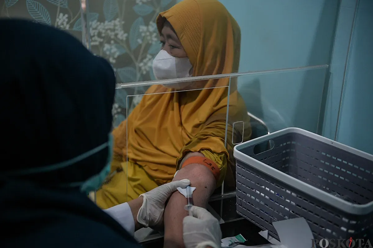 Sejumlah warga saat melakukan pemeriksaan kesehatan di Pusat Layanan Kesehatan Masyarakat (Puskesmas) Palmerah, Jakarta Barat, Rabu, 8 Januari 2025. (Sumber: Poskoata/ Bilal Nugraha Ginanjar)