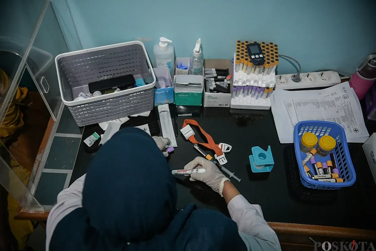 Sejumlah warga saat melakukan pemeriksaan kesehatan di Pusat Layanan Kesehatan Masyarakat (Puskesmas) Palmerah, Jakarta Barat, Rabu, 8 Januari 2025. (Sumber: Poskoata/ Bilal Nugraha Ginanjar)
