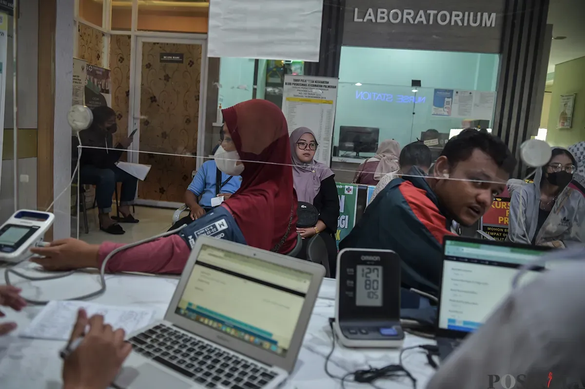Sejumlah warga saat melakukan pemeriksaan kesehatan di Pusat Layanan Kesehatan Masyarakat (Puskesmas) Palmerah, Jakarta Barat, Rabu, 8 Januari 2025. (Sumber: Poskoata/ Bilal Nugraha Ginanjar)