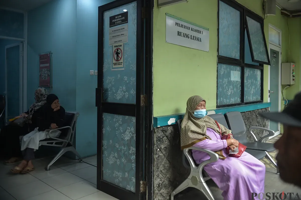 Sejumlah warga saat melakukan pemeriksaan kesehatan di Pusat Layanan Kesehatan Masyarakat (Puskesmas) Palmerah, Jakarta Barat, Rabu, 8 Januari 2025. (Sumber: Poskoata/ Bilal Nugraha Ginanjar)