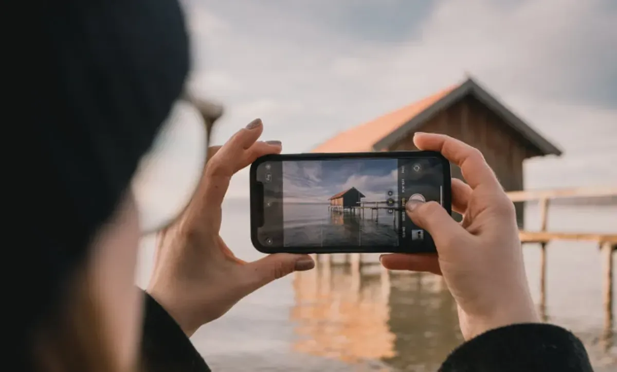 Abadikan momen traveling Anda dengan menjaga baterai HP tetap awet. (Sumber: Pexels/Bastian Riccardi)