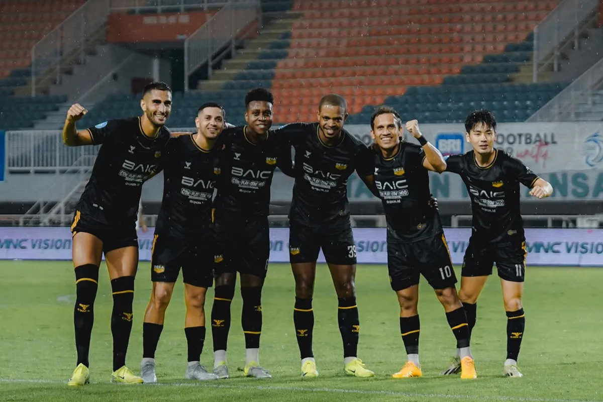 Para pemain Dewa United merayakan gol yang dicetak Alex Martins ke gawang Arema FC pada laga pekan 18 Liga 1 2024-25. (Sumber: Instagram @dewaunitedfc)