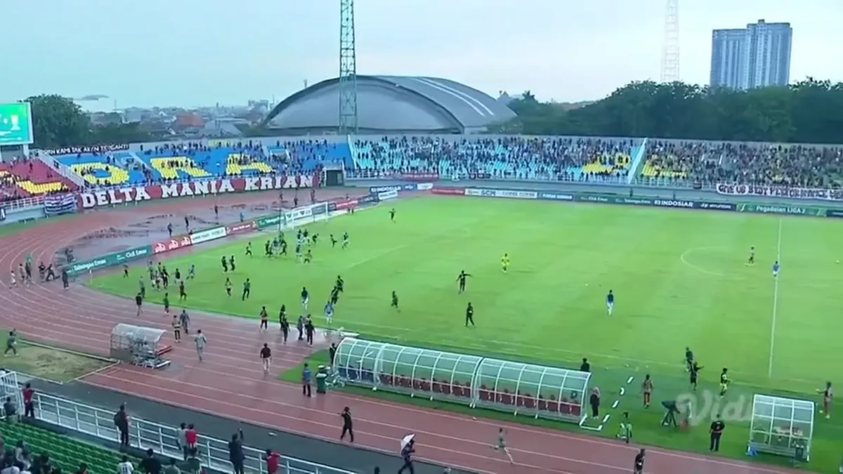 Tangkap layar kericuhan yang pecah di laga Deltras FC vs Persibo Bojonegoro pada pekan terakhir Grup 3 Liga 2 2024-25, sesaat setelah gol Persibo.