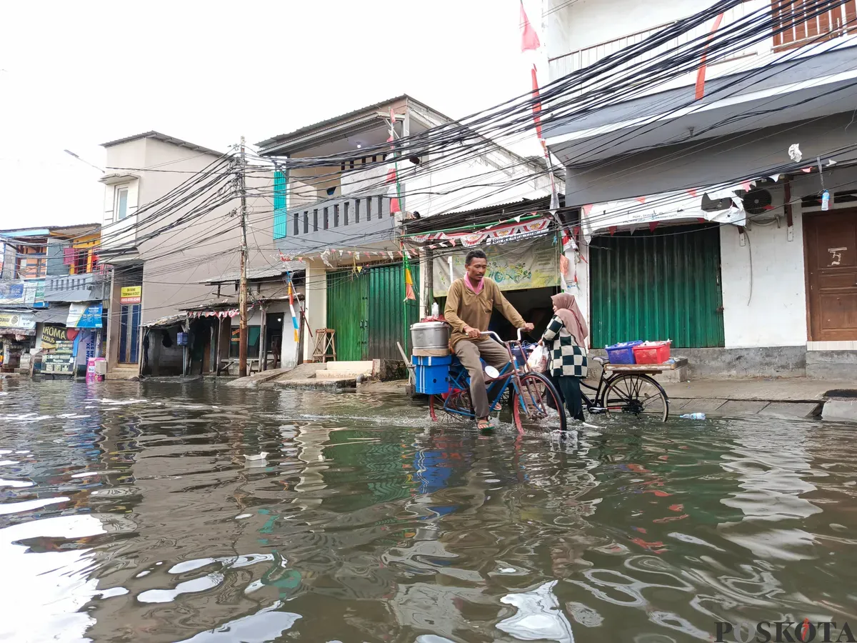 Ilustrasi banjir rob yang terjadi di kawasan Muara Angke, Pluit, Penjaringan, Jakarta Utara, bulan lalu. (Sumber: Poskota/Ali Mansur)