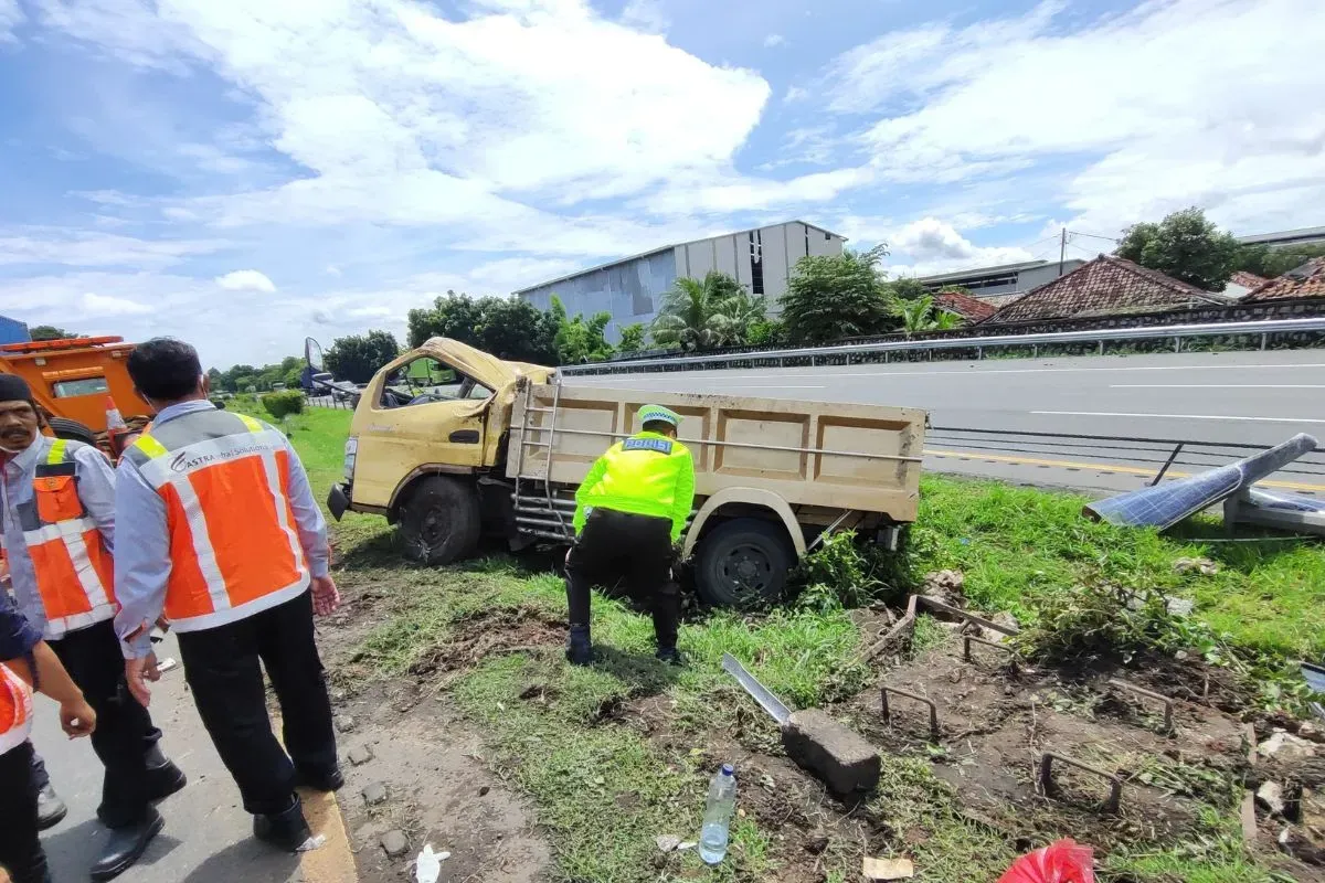 Polisi saat olah TKP kecelakan maut di Tol Tangerang-Merak, Minggu, 12 Januari 2025. (Sumber: Dok. Satlantas Polresta Tangerang)