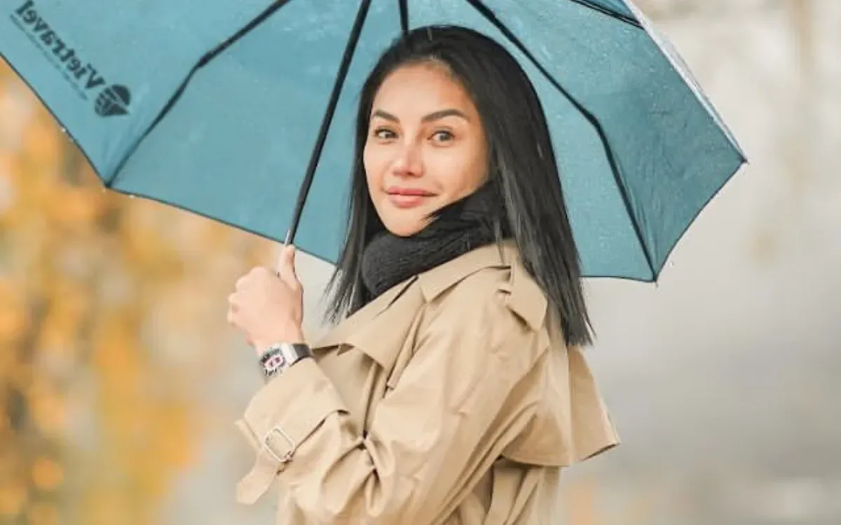 Nikita Mirzani menangis haru menyambut anak-anaknya di dalam rutan Polda Metro Jaya di hari ulang tahun. (Sumber: Instagram/@nikitamirzanimawardi_172)