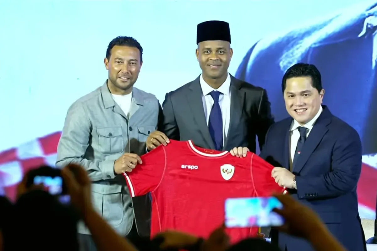 Patrick Kluivert bersama Denny Landzaat dan Ketua Umum PSSI, Erick Thohir, saat diperkenalkan sebagai pelatih Timnas Indonesia. (Sumber: Tangkap Layar Channel PSSI TV)