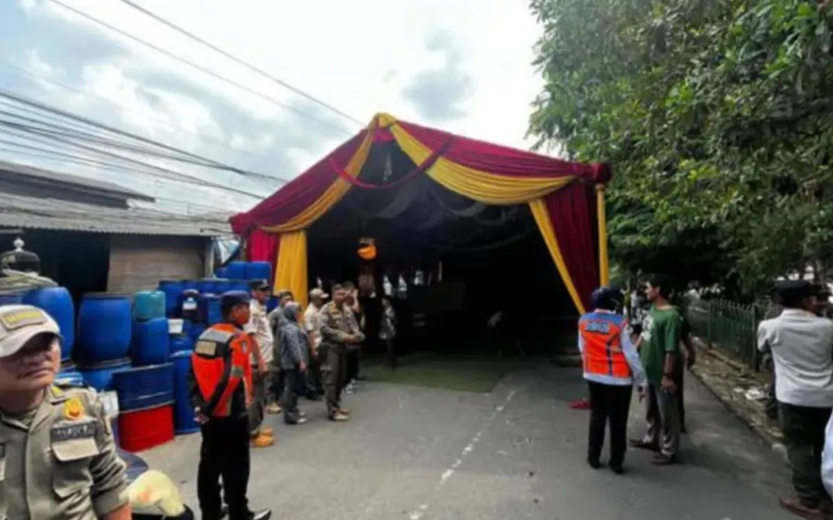 Sebuah tenda hajatan di Depok didirikan hampir menurutupi jalan raya hingga tak bisa dilalui oleh para pengendara. (Sumber: Tangkap Layar Instagram/@mood.jakarta)