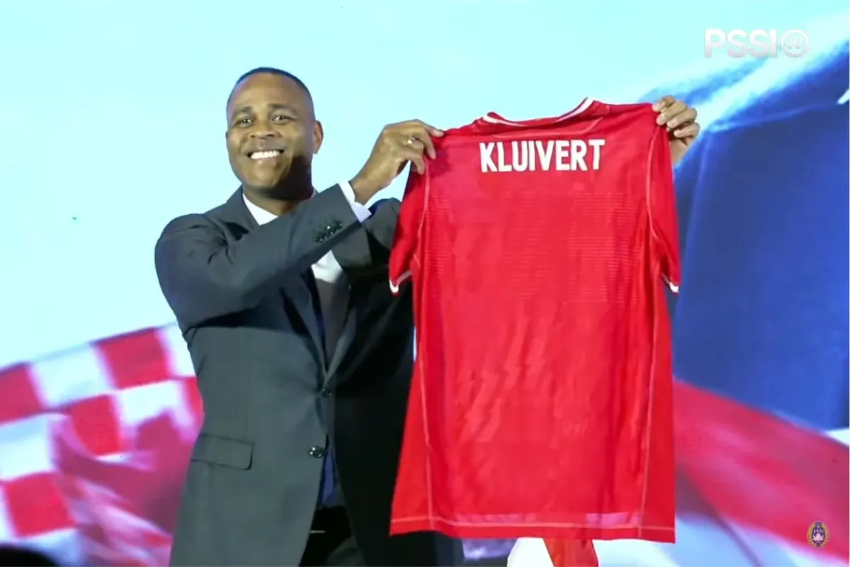 Patrick Kluivert saat resmi diperkenalkan sebagai pelatih anyar Timnas Indonesia di Hotel Mulia, Jakarta Pusat, Minggu, 12 Januari 2025. (Sumber: YouTube/PSSI TV)