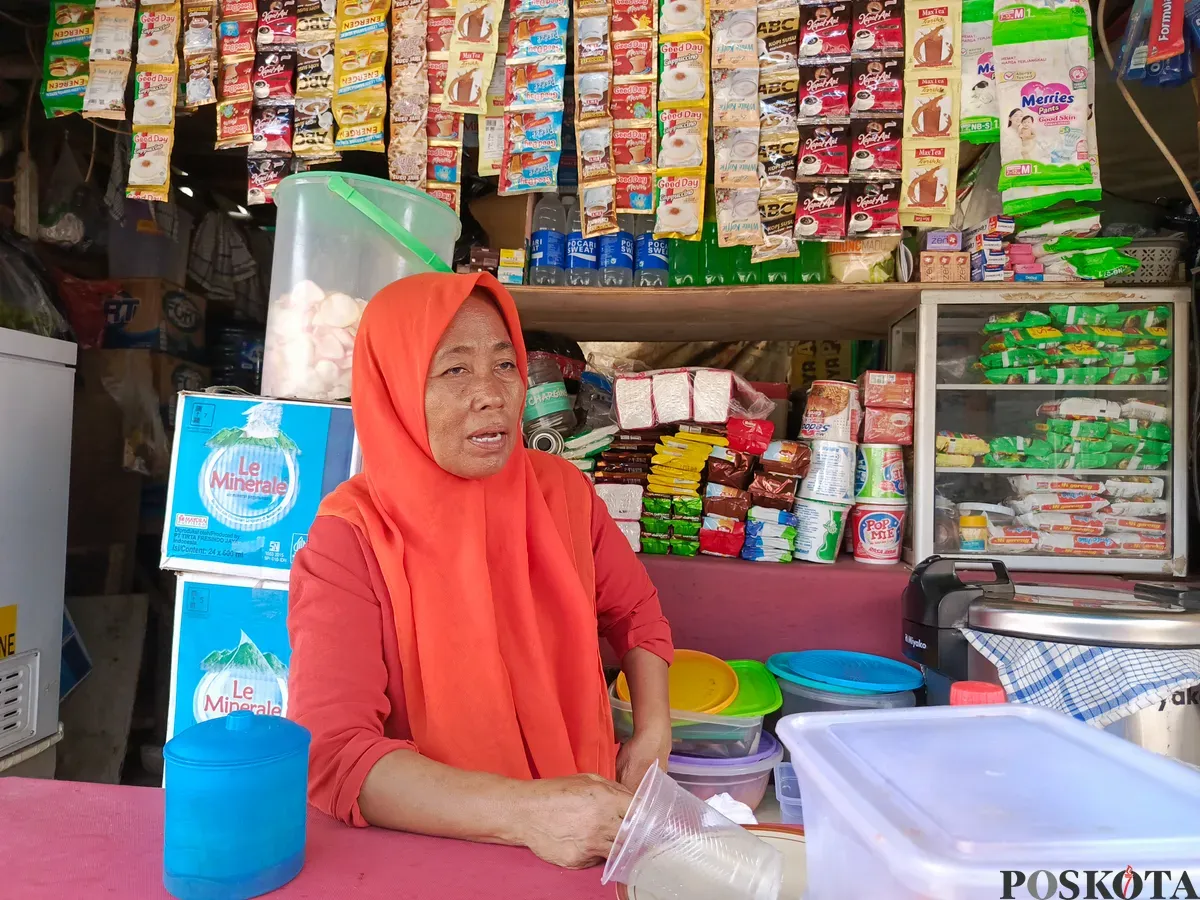 Sarniyah (56) warga Muara Angke, Pluit, Penjaringan, Jakarta Utara, berbicara soal banjir rob, Minggu, 12 Januari 2025. (Sumber: Poskota/Ali Mansur)