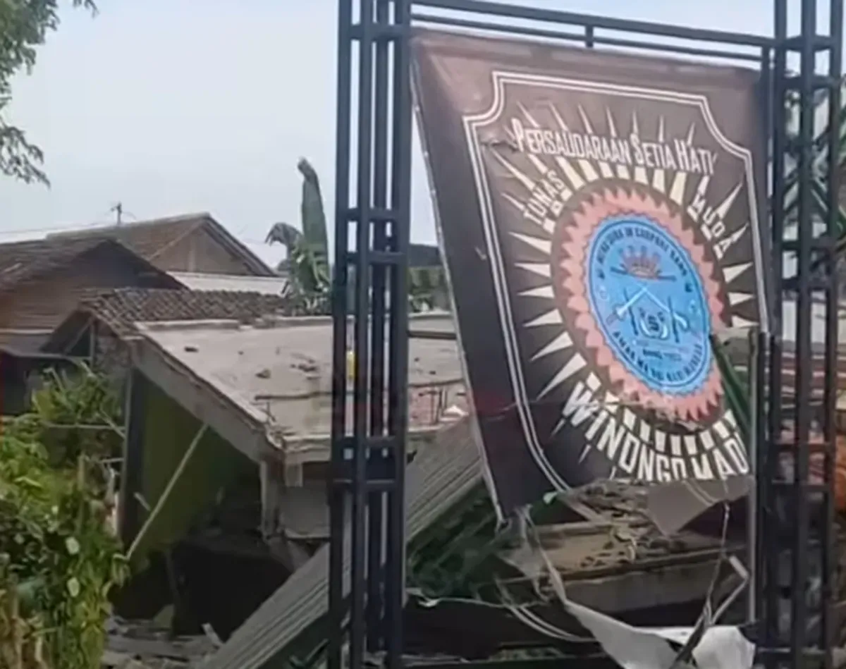 Sebuah rumah di Desa Sumolawang, Kecamatan Puri, Kabupaten Mojokerto hancur akibat ledakan mengakibatkan dua warga tewas. (Sumber: Instagram Info Mojokerto)