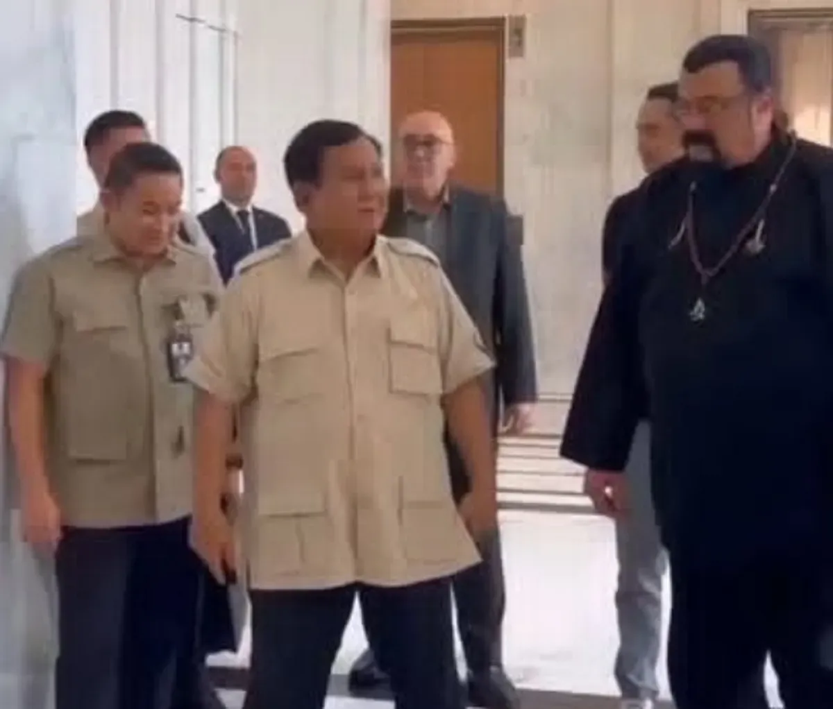 Presiden Prabowo Subianto tak sengaja bertemu dengan aktor Hollywood, Steven Seagel di Jakarta. (Sumber: Capture Video @2.prabowo)