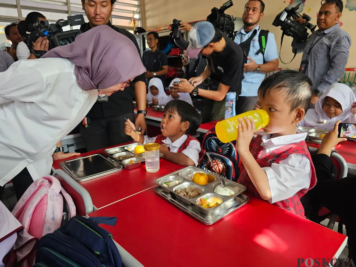 Siswa kelas 1 SDN Lengkong Gudang saat menyantap menu MBG, Senin, 13 Januari 2025. (Sumber: Poskota/Veronica)