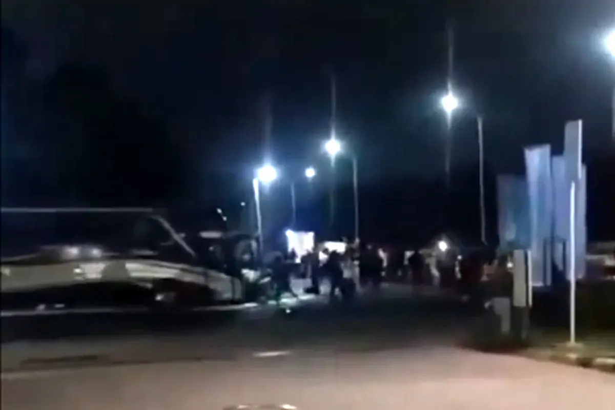 Tangkap layar bentrok suporter PSIS dengan Persita di Rest Area Bojongnangka Tol Jagorawi, Bogor.