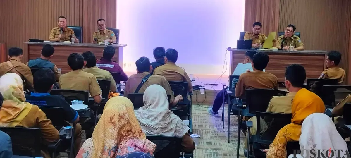 Sejumlah pegawai honorer saat menemui pejabat BKPSDM Kabupaten Serang, Senin, 13 Januari 2025. (Sumber: Poskota/Rahmat Haryono)