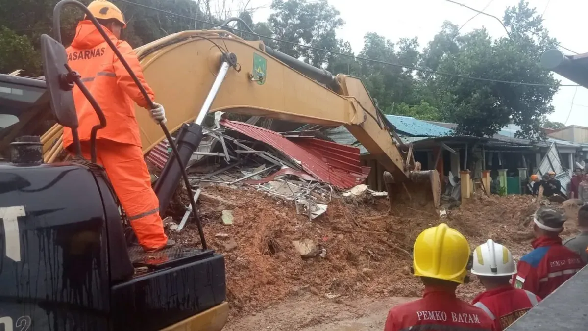 Sebuah alat berat dikerahkan untuk mengevakuasi korban longsor di Kota Batam hari ini Senin, 13 Januari 2025. (Sumber: Dok BNPB)