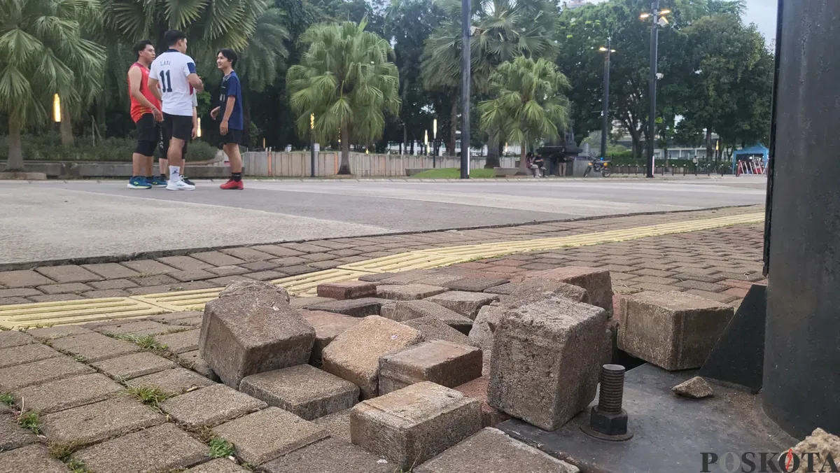 Paving blok di kawasan GBK Senayan, Jakarta Pusat, rusak akibat demam perburuan Koin Jagat, Senin, 13 Januari 2025. (Sumber: Poskota/Pandi Ramedhan)