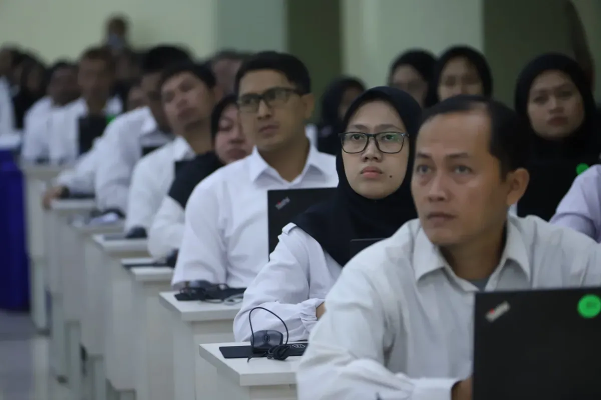 UU ASN 2023 membawa perubahan besar bagi tenaga honorer dan PPPK, memberikan kepastian status dan hak yang setara dengan ASN. (Sumber: menpan.go.id)