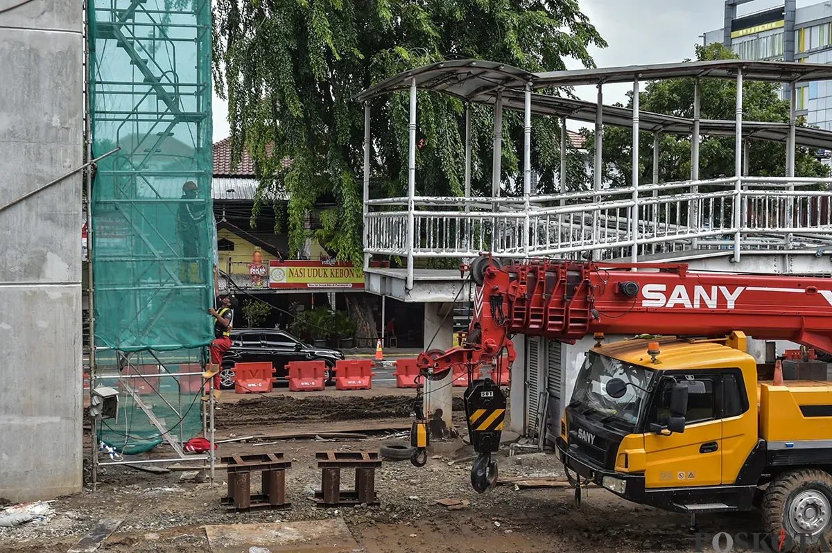 Pekerja menyelesaikan pembangunan stasiun kereta ringan atau Light Rail Transit (LRT) Jakarta fase 1B rute Velodrome-Manggarai di Pramuka, Jakarta Timur, Senin, 13 Januari 2025. (Sumber: Poskota/ Bilal Nugraha Ginanjar)