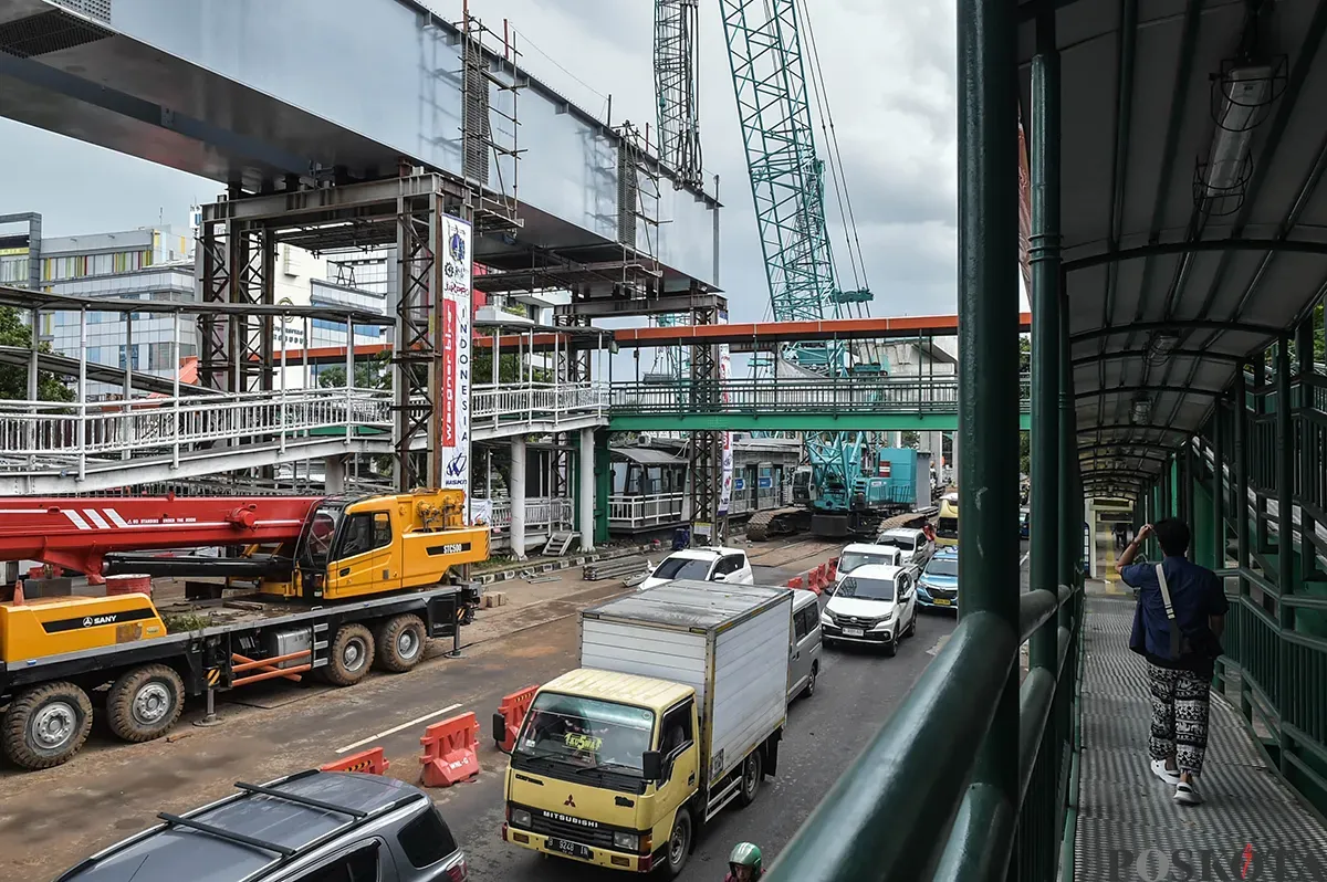 Pekerja menyelesaikan pembangunan stasiun kereta ringan atau Light Rail Transit (LRT) Jakarta fase 1B rute Velodrome-Manggarai di Pramuka, Jakarta Timur, Senin, 13 Januari 2025. (Sumber: Poskota/ Bilal Nugraha Ginanjar)