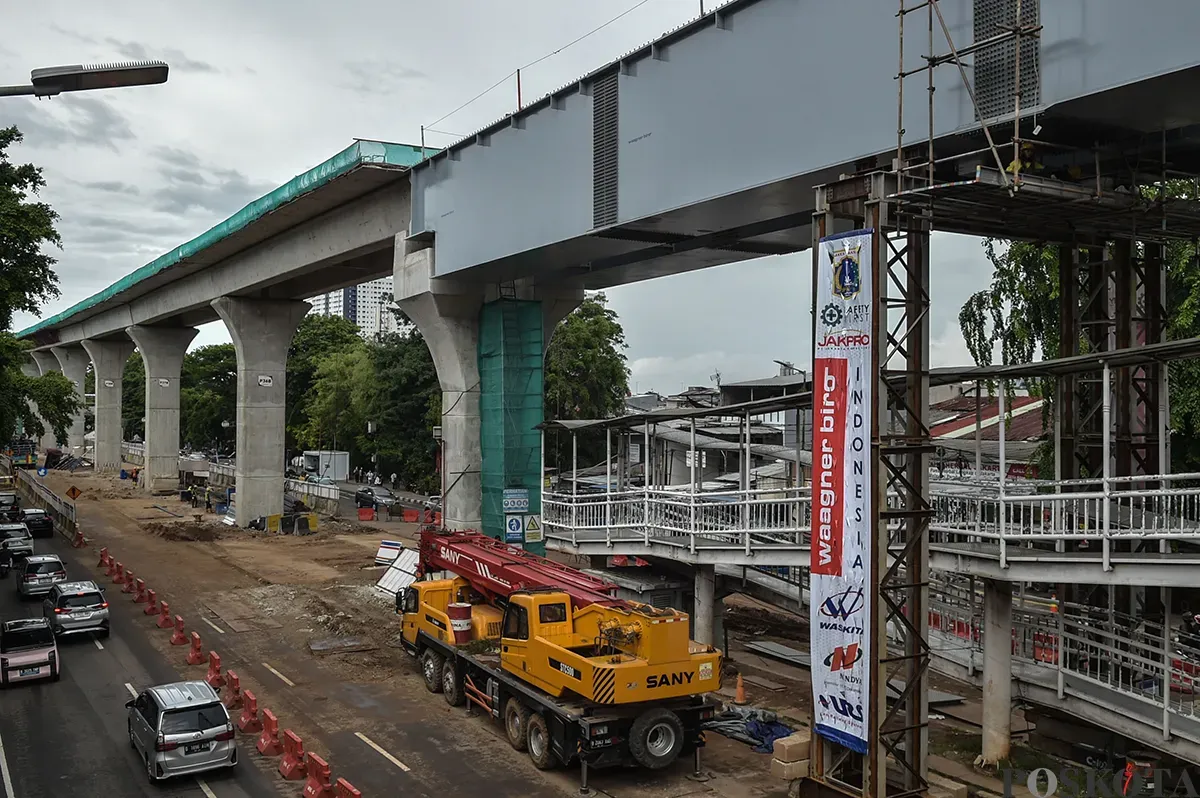 Pekerja menyelesaikan pembangunan stasiun kereta ringan atau Light Rail Transit (LRT) Jakarta fase 1B rute Velodrome-Manggarai di Pramuka, Jakarta Timur, Senin, 13 Januari 2025. (Sumber: Poskota/ Bilal Nugraha Ginanjar)