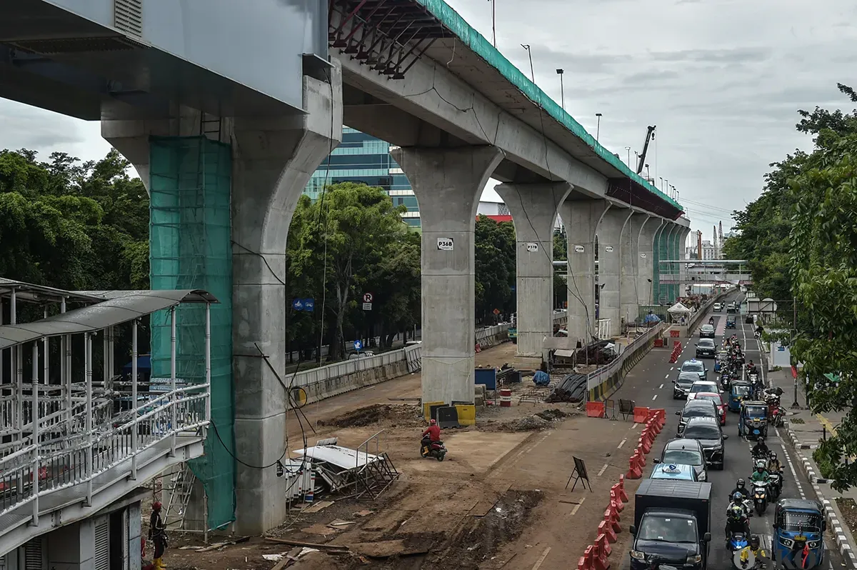 Pekerja menyelesaikan pembangunan stasiun kereta ringan atau Light Rail Transit (LRT) Jakarta fase 1B rute Velodrome-Manggarai di Pramuka, Jakarta Timur, Senin, 13 Januari 2025. (Sumber: Poskota/ Bilal Nugraha Ginanjar)