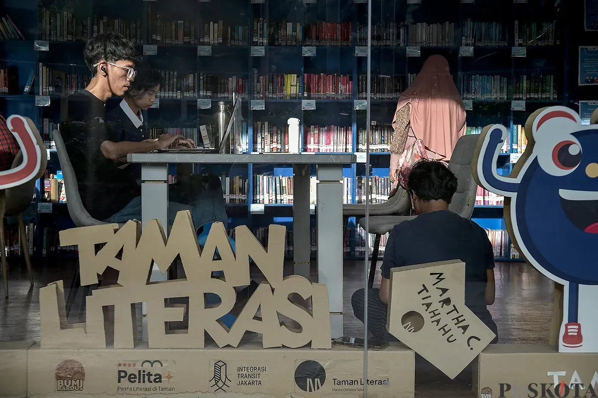 Pengunjung tengah asik membaca aneka buku yang tersedia di Perpustakaan Taman Literasi, Jakarta Selatan, Senin, 13 Januari 2025. (Sumber: Poskota/ Bilal Nugraha Ginanjar)