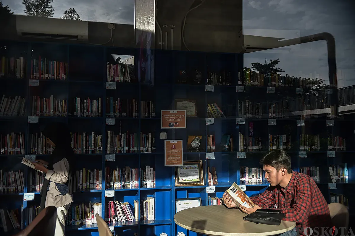 Pengunjung tengah asik membaca aneka buku yang tersedia di Perpustakaan Taman Literasi, Jakarta Selatan, Senin, 13 Januari 2025. (Sumber: Poskota/ Bilal Nugraha Ginanjar)