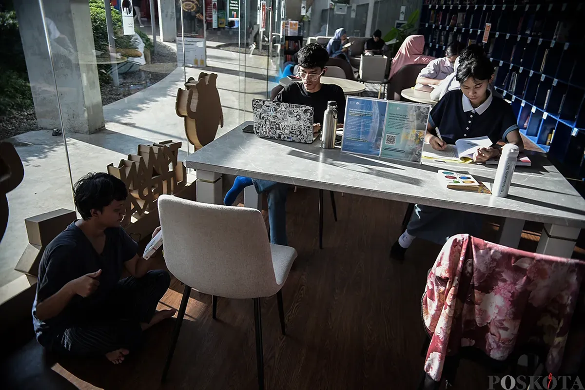 Pengunjung tengah asik membaca aneka buku yang tersedia di Perpustakaan Taman Literasi, Jakarta Selatan, Senin, 13 Januari 2025. (Sumber: Poskota/ Bilal Nugraha Ginanjar)
