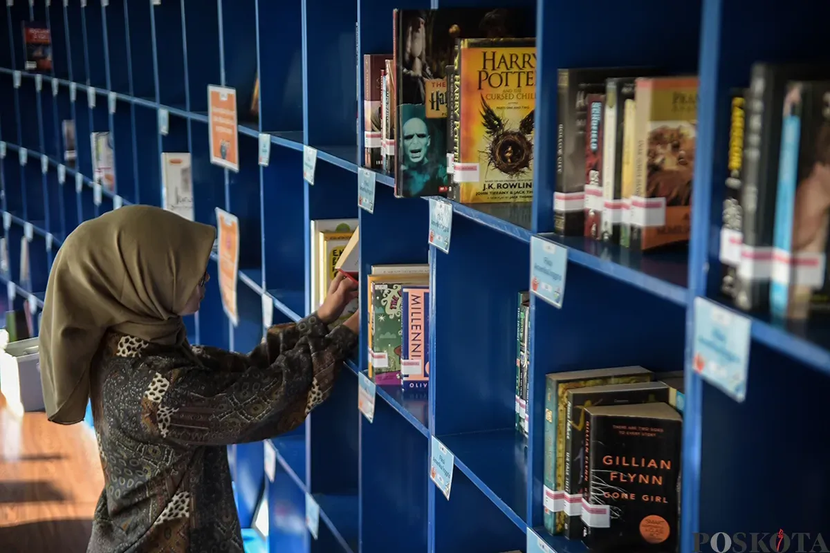Pengunjung tengah asik membaca aneka buku yang tersedia di Perpustakaan Taman Literasi, Jakarta Selatan, Senin, 13 Januari 2025. (Sumber: Poskota/ Bilal Nugraha Ginanjar)