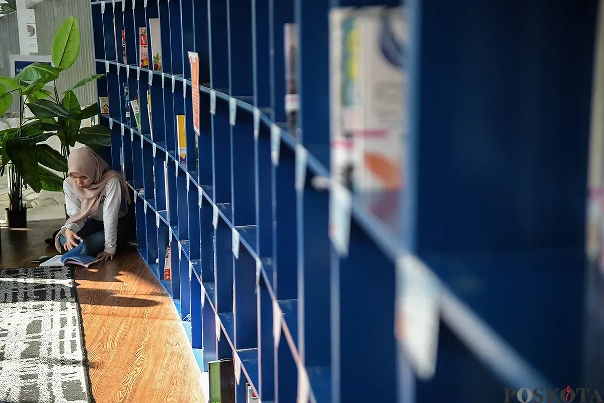 Pengunjung tengah asik membaca aneka buku yang tersedia di Perpustakaan Taman Literasi, Jakarta Selatan, Senin, 13 Januari 2025. (Sumber: Poskota/ Bilal Nugraha Ginanjar)