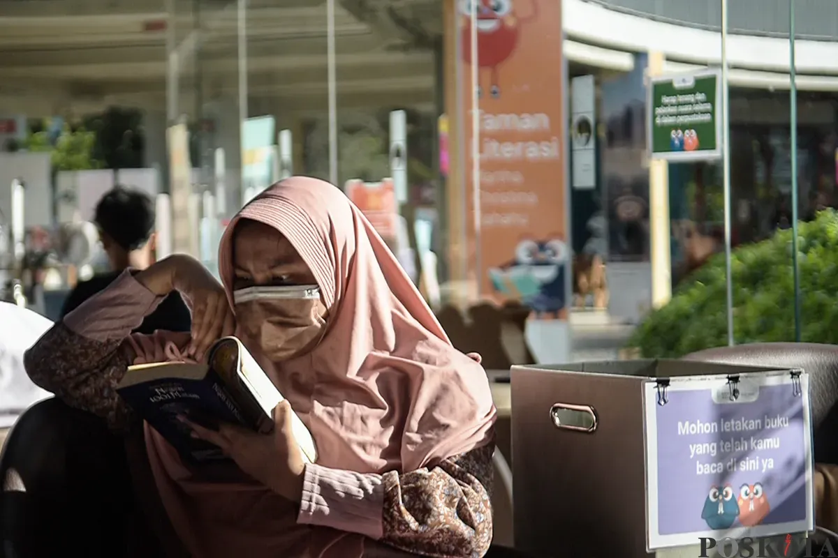 Pengunjung tengah asik membaca aneka buku yang tersedia di Perpustakaan Taman Literasi, Jakarta Selatan, Senin, 13 Januari 2025. (Sumber: Poskota/ Bilal Nugraha Ginanjar)