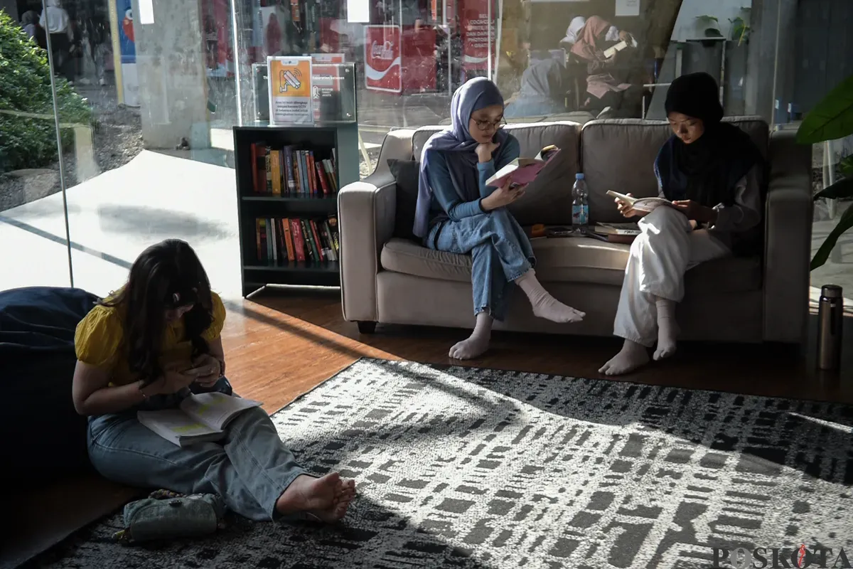 Pengunjung tengah asik membaca aneka buku yang tersedia di Perpustakaan Taman Literasi, Jakarta Selatan, Senin, 13 Januari 2025. (Sumber: Poskota/ Bilal Nugraha Ginanjar)