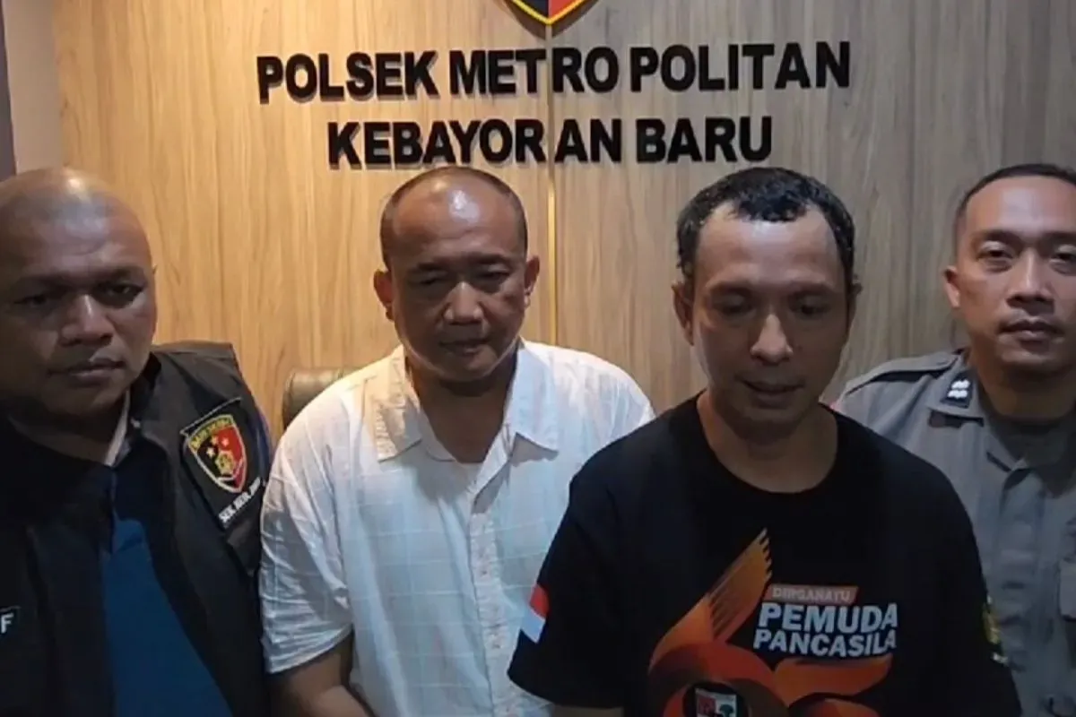 Anggota ormas melarang warga membuat konten di Taman Literasi, Blok M, Jakarta Selatan, meminta maaf atas perbuatannya. (Sumber: Dok. Polsek Metro Kebayoran Baru)