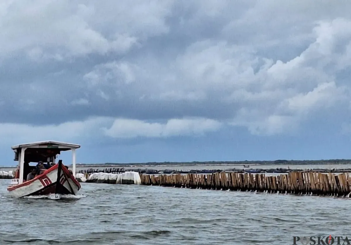 Perahu nelayan saat melintas di pesisir laut kawasan Desa Segarajaya, Kecamatan Tarumajaya, Kabupaten Bekasi, Selasa, 14 Januari 2025. (Sumber: Poskota/Ihsan Fahmi)