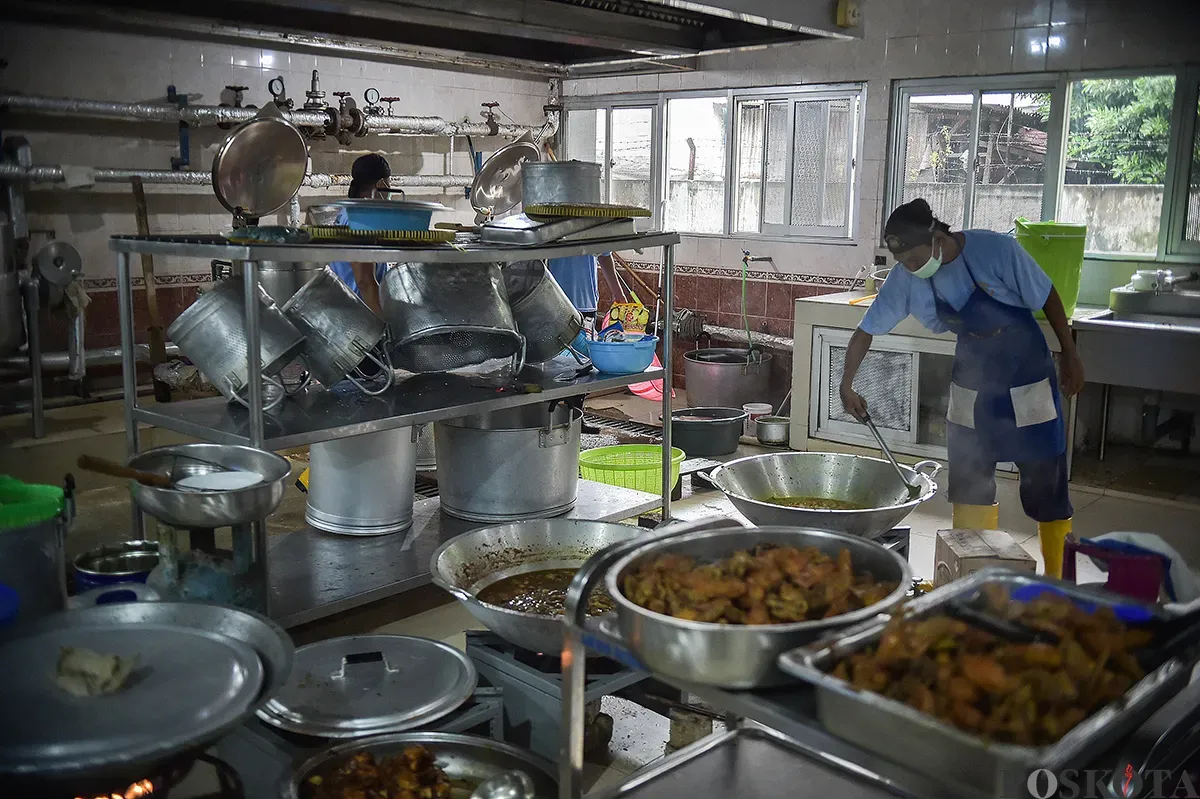 Pekerja menyiapkan paket makanan yang akan didistribusikan pada program Makan Bergizi Gratis (MBG) di Dapur MBG Sekolah Staf dan Komando Angkatan Laut atau (Seskoal) Cipulir, Jakarta Selatan, Selasa, 14 Januari 2025. (Sumber: Poskota/ Bilal Nugraha Ginanjar)