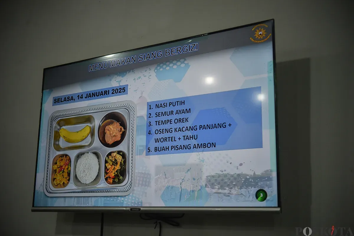 Pekerja menyiapkan paket makanan yang akan didistribusikan pada program Makan Bergizi Gratis (MBG) di Dapur MBG Sekolah Staf dan Komando Angkatan Laut atau (Seskoal) Cipulir, Jakarta Selatan, Selasa, 14 Januari 2025. (Sumber: Poskota/ Bilal Nugraha Ginanjar)