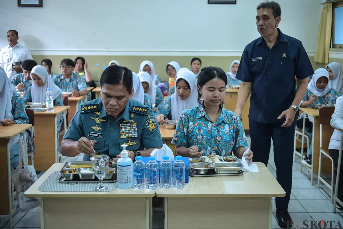 Kepala Staf Angkatan Laut (KASAL), Laksamana TNI Dr. Muhammad Ali mengunjungi  dapur Makan Bergizi Gratis (MBG) di Sekolah Staf dan Komando Angkatan Laut atau (Seskoal) Cipulir, Jakarta Selatan. Selasa, 14 Januari 2025. (Sumber: Poskota/ Bilal Nugraha Ginanjar)