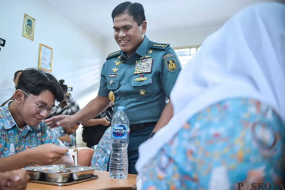 Kepala Staf Angkatan Laut (KASAL), Laksamana TNI Dr. Muhammad Ali mengunjungi  dapur Makan Bergizi Gratis (MBG) di Sekolah Staf dan Komando Angkatan Laut atau (Seskoal) Cipulir, Jakarta Selatan. Selasa, 14 Januari 2025. (Sumber: Poskota/ Bilal Nugraha Ginanjar)