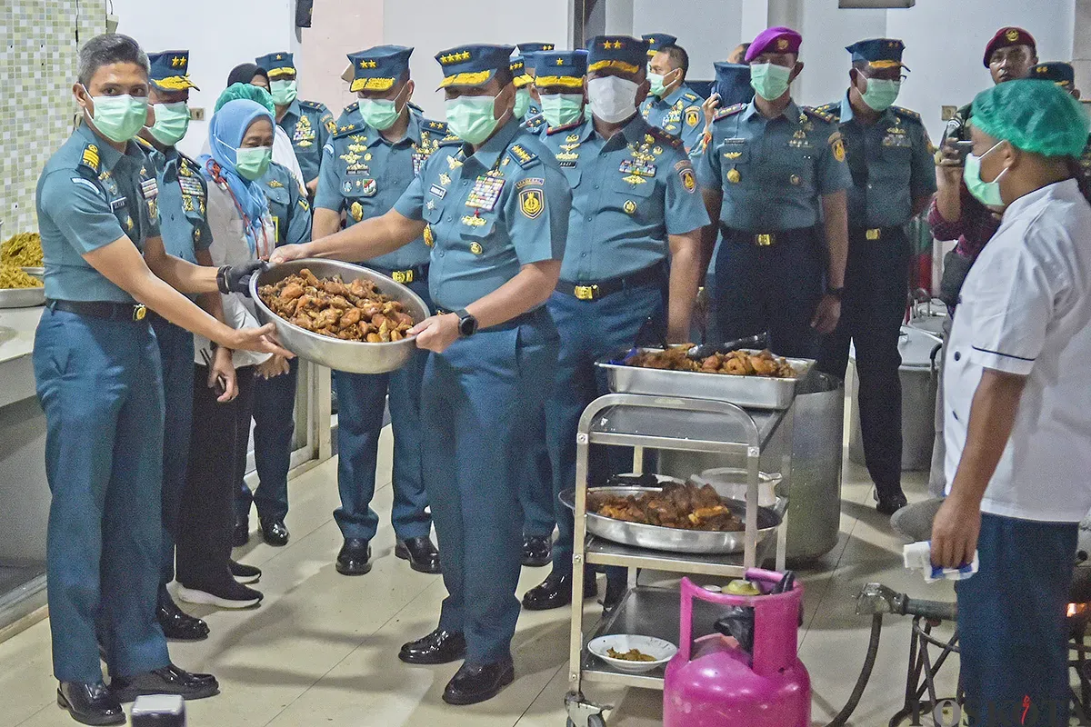 Kepala Staf Angkatan Laut (KASAL), Laksamana TNI Dr. Muhammad Ali mengunjungi  dapur Makan Bergizi Gratis (MBG) di Sekolah Staf dan Komando Angkatan Laut atau (Seskoal) Cipulir, Jakarta Selatan. Selasa, 14 Januari 2025. (Sumber: Poskota/ Bilal Nugraha Ginanjar)