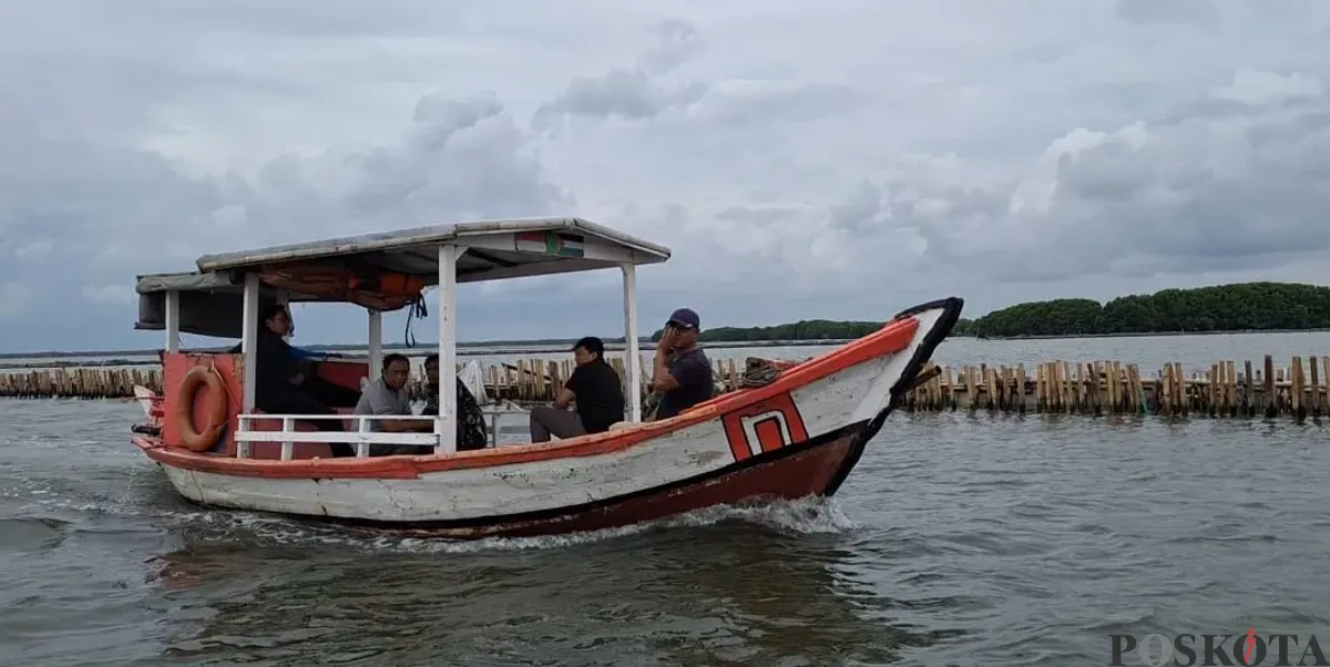 Pagar bambu terbentang di pesisir laut kawasan Kampung Paljaya, Desa Segarajaya, Kecamatan Tarumajaya, Kabupaten Bekasi, Selasa, 14 Januari 2025. (Sumber: Poskota/Ihsan Fahmi)