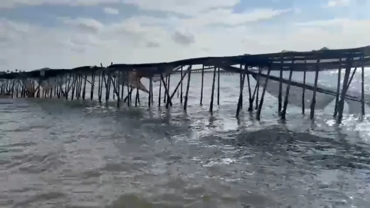 Pagar laut sepanjang 30,16 kilometer di Kabupaten Tangerang, Banten. (Sumber: Tangkapan Layar video)