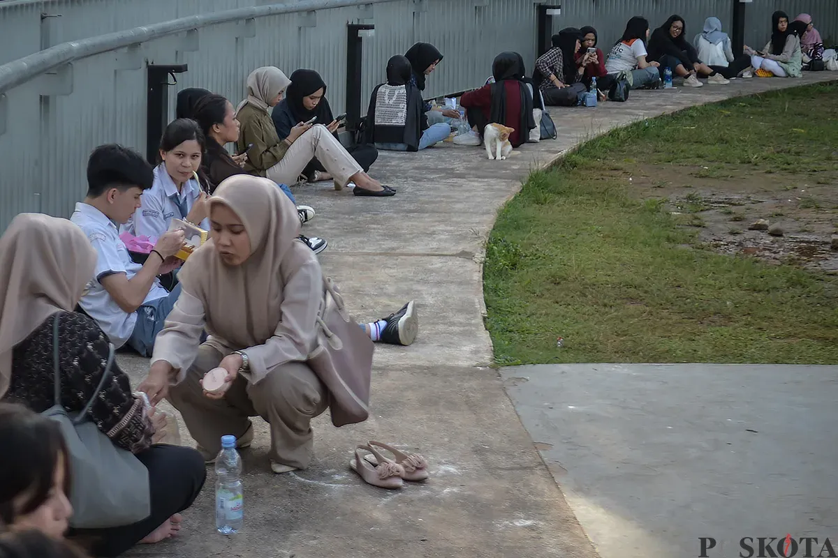 Sejumlah warga menikmati fasilitas di Taman Literasi Martha Christina Tiahahu, Jakarta Selatan, Senin, 13 Desember 2025. (Sumber: Poskota/ Bilal Nugraha Ginanjar)
