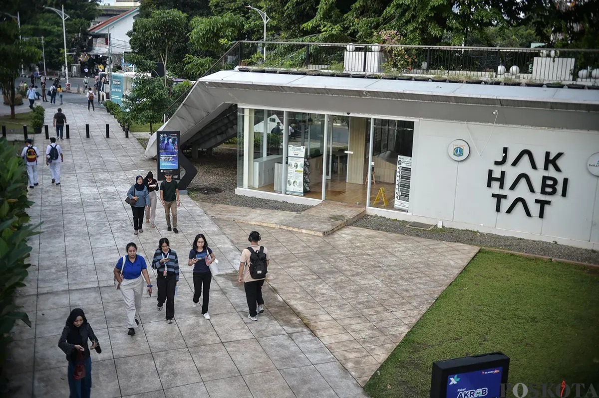 Sejumlah warga menikmati fasilitas di Taman Literasi Martha Christina Tiahahu, Jakarta Selatan, Senin, 13 Desember 2025. (Sumber: Poskota/ Bilal Nugraha Ginanjar)