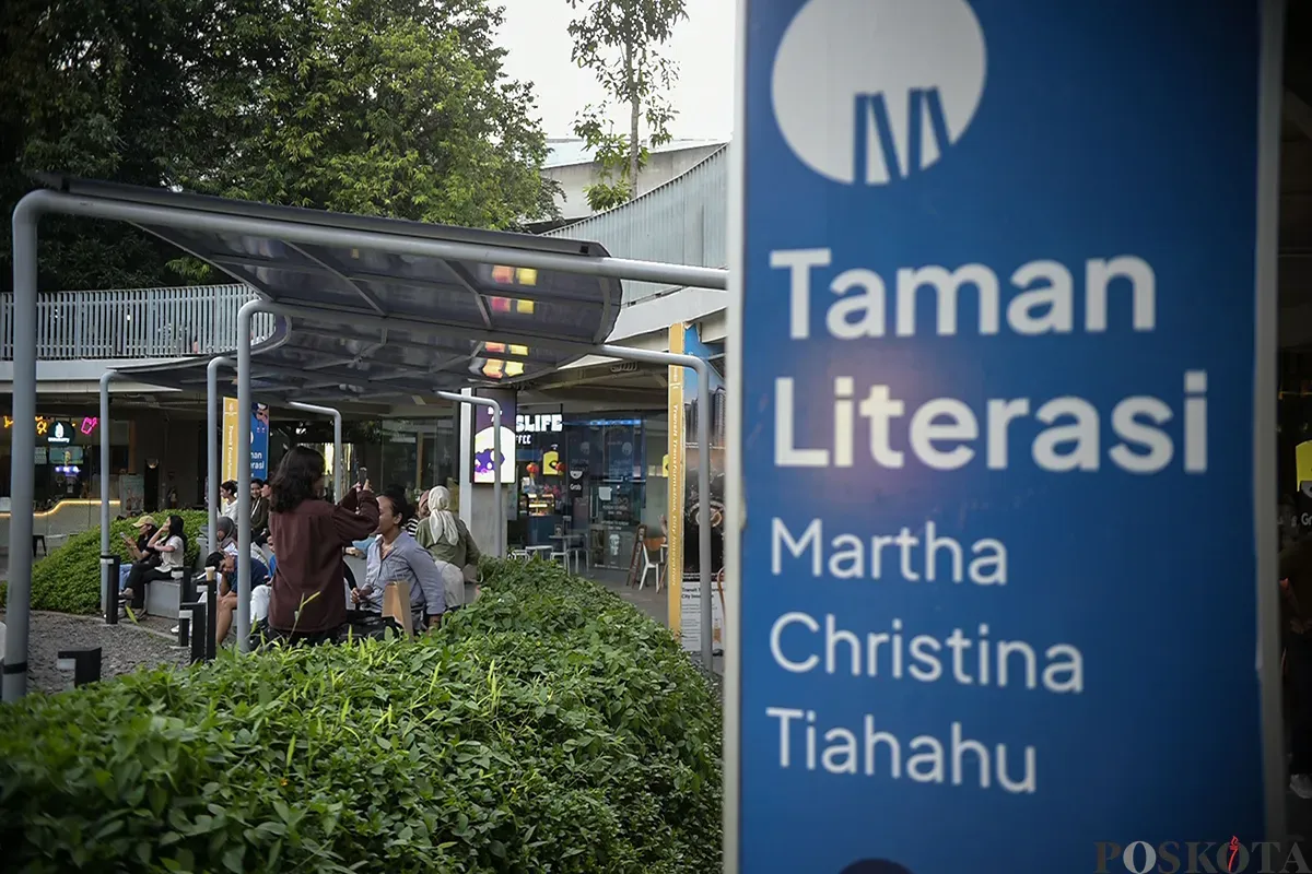 Sejumlah warga menikmati fasilitas di Taman Literasi Martha Christina Tiahahu, Jakarta Selatan, Senin, 13 Desember 2025. (Sumber: Poskota/ Bilal Nugraha Ginanjar)
